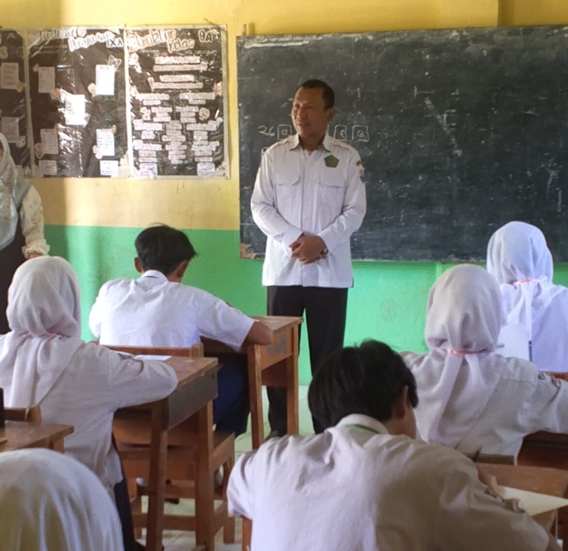 PENGUATAN MUTU PENDIDIKAN: PENGAWAS MADRASAH LAKSANAKAN MONITORING PELAKSANAAN UJIAN MADRASAH DI MTs DARUSSALAM KOTA CIMAHI