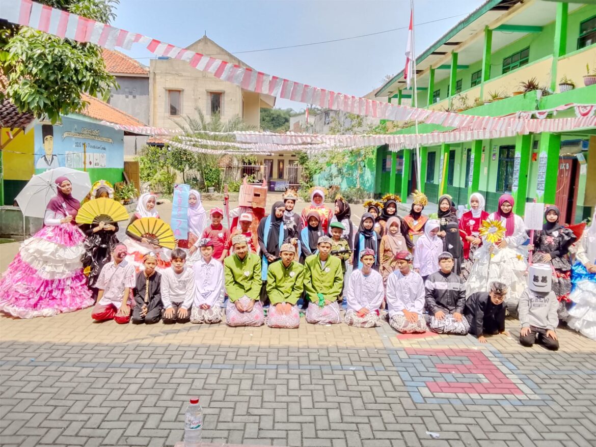 Kemeriahan Karnaval HUT RI ke-81: Ratusan Siswa MTs Darussalam dan MI Miftahul Huda Unjuk Kreativitas Semarakkan Wilayah Melong Raya